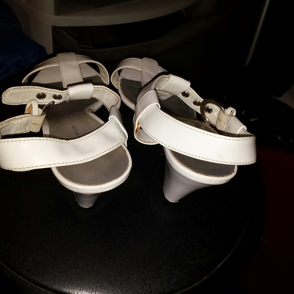 T strap sandals - Picture 3 of 3